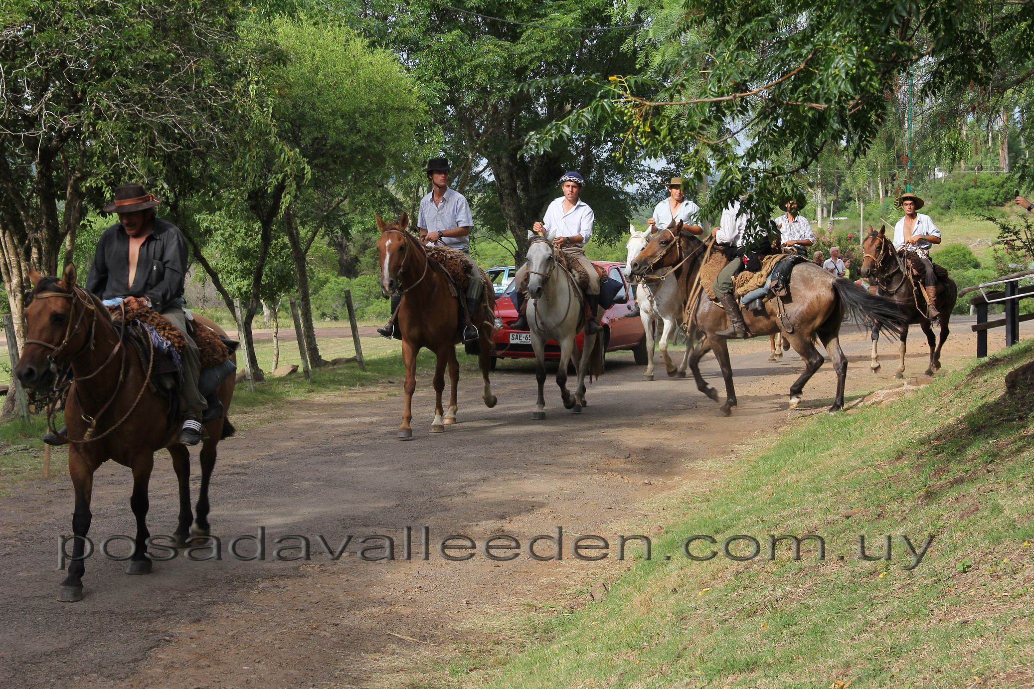 gauchos frente a la posada 2